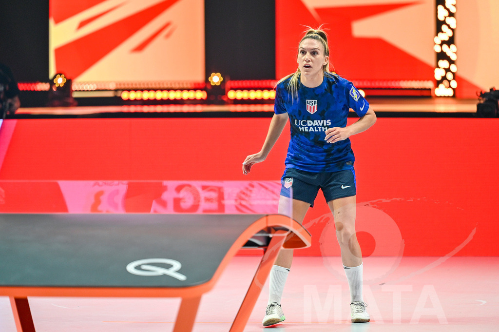 _DWI6032 | Carolyn Greco (USA) beim Frauen- Single Ungarn vs. USA bei der Teqball Weltmeisterschaft 2022 in der Kia Metropole Arena. Nürnberg, 27.11.2022 - Realisiert mit Pictrs.com