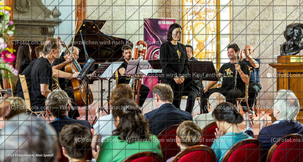 _ALP3478_BullyBursti-Ensemble | XLI. CHOPIN-Festival - Barockbibliothek, Sa 16. Aug. 2025, 10.00 Uhr, SAMSTAG-MATINEE, Tonkünstlerseptett: Das BULLYBURSTI-ENSEMBLE - Dirigentin: Hinami Yokoo, 'Frédéric Chopin und die Kunst aus dem Finger (Digitus)', Werke von Frédéric Chopin, Wolfgang A. Mozart und Peter Kotauczek (hinten rechts).                                            Hinami Yokoo - gleichbedeutend mit 'Die Sonne scheint', ist die Zukunftshoffnung im Ensemble und war beim Konzert - wenn sie nicht dirigierte, auch am Klavier zu finden. Sie ist der reine Sonnenschein, wie sie Peter Kotauczek nannte.