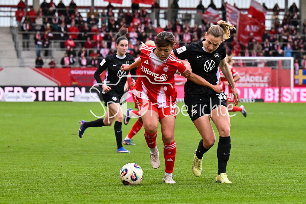 FC Bayern München - VfL Wolfsburg | MUNICH, GERMANY - 22. FEBRUARY: im Duell Momoko TANIKAWA (FC Bayern Munich 18) und Sarai LINDER (VfL Wolfsburg Frauen 39) während dem Spiel zwischen den Frauen des FC Bayern München und den Frauen des VfL Wolfsburg am 19. Spieltag der Google Pixel Frauen-Bundesliga am FC Bayern Campus