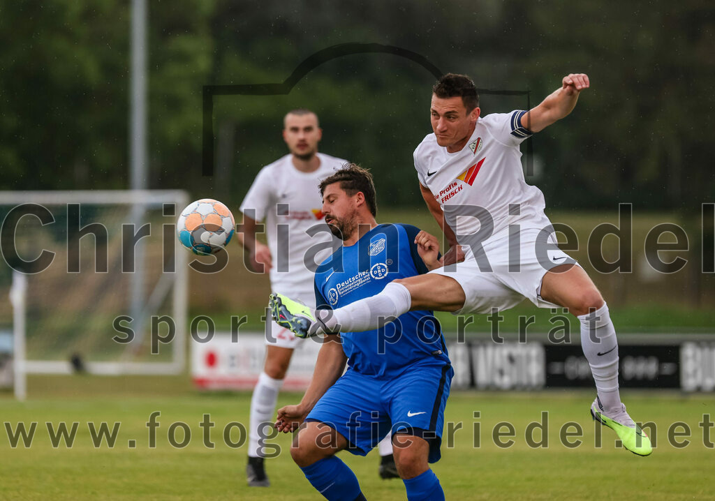 2023-06-30_028_FC_Langengeisling_gegen_VfB_Forstinning | Erding, Deutschland, 30.06.2023:
Fußball, Bezirksliga Oberbayern Ost 2023 / 2024, Testspiel, FC Langengeisling gegen VfB Forstinning, Endergebnis: 3:0

Florian Rupprecht (FC Langengeisling, #11), Mathias Hirt (VfB Forstinning, #4)

Foto: Christian Riedel / fotografie-riedel.net