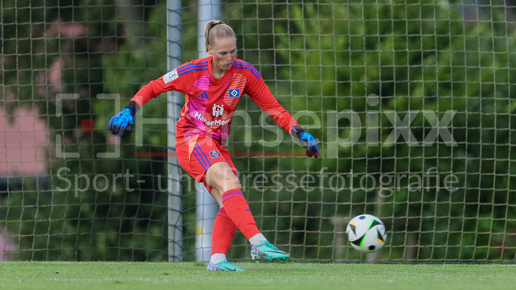 Fussball, Testspiel Frauen, Hamburger SV - SV Werder Bremen | v.li.: Inga Schuldt (Torhüterin, Torwart, Hamburger SV, 1) am Ball, Freisteller, Einzelbild, Ganzkörper, Aktion, Action, Spielszene
