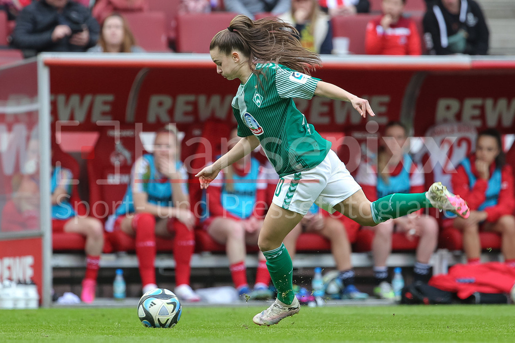 Fussball, Google Pixel Frauen-Bundesliga, 1. FC Köln - SV Werder Bremen | v.li.: Tuana Mahmoud (geb. Keles, SV Werder Bremen, 10) am Ball, Einzelbild, Ganzkörper, Aktion, Action, Spielszene, DIE DFB-RICHTLINIEN UNTERSAGEN JEGLICHE NUTZUNG VON FOTOS ALS SEQUENZBILDER UND/ODER VIDEOÄHNLICHE FOTOSTRECKEN. DFB REGULATIONS PROHIBIT ANY USE OF PHOTOGRAPHS AS IMAGE SEQUENCES AND/OR QUASI-VIDEO.