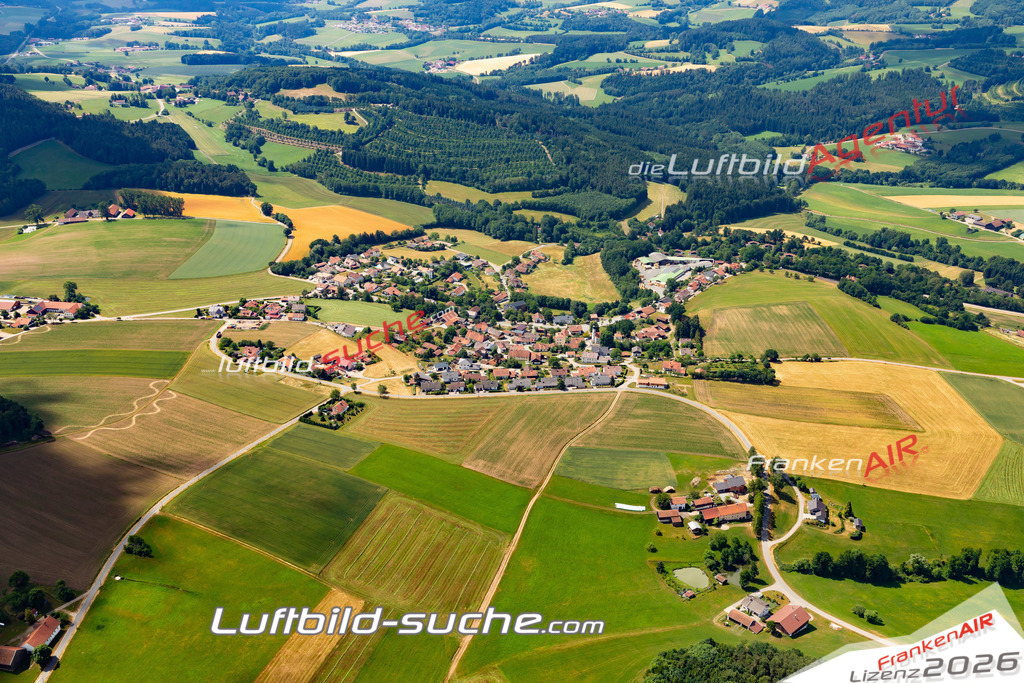 Das Luftbild zeigt : Sattelbogen Traitsching - Die Luftaufnahme wurde 2023 vom UL-Flugzeug aus erstellt ( keine Drohne ) - Hochauflösende Luftaufnahme - Für grossformatige Ausdrucke geeignet. Die Geschenkidee !Mit Lizenz und Bildrechte bestellbar