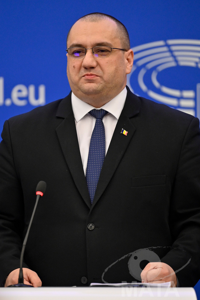 _DWI0024 | Politiker Cristian Terhes bei einer Pressekonferenz zum Thema ' Alarmierende Statistiken zu den Folgen des COVID-Lockdowns' im Europäischen Parlament. Straßburg, 18.01.2023 - Realisiert mit Pictrs.com
