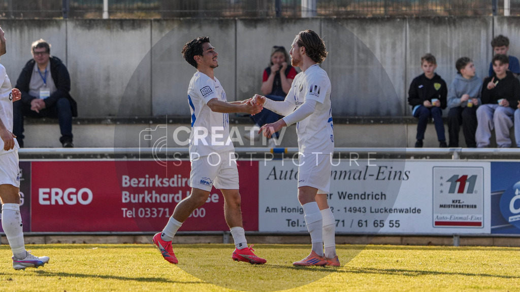 Fußball, Herren, Saison 2025/2026, Regionalliga Nordost, 24. Spieltag, FSV 63 Luckenwalde vs. 1.FC Lokomotive Leipzig, Samstag 28.02.2026, Werner-Seelenbinder-Stadion Luckenwalde, | Fußball, Herren, Saison 2025/2026, Regionalliga Nordost, 24. Spieltag, FSV 63 Luckenwalde vs. 1.FC Lokomotive Leipzig, Samstag 28.02.2026, Werner-Seelenbinder-Stadion Luckenwalde, Im Bild: Dorian Cevis (r. Leipzig) jubelt mit Eren Öztürk (l. Leipzig) über seinen Treffer zum 0:2. - Realisiert mit Pictrs.com