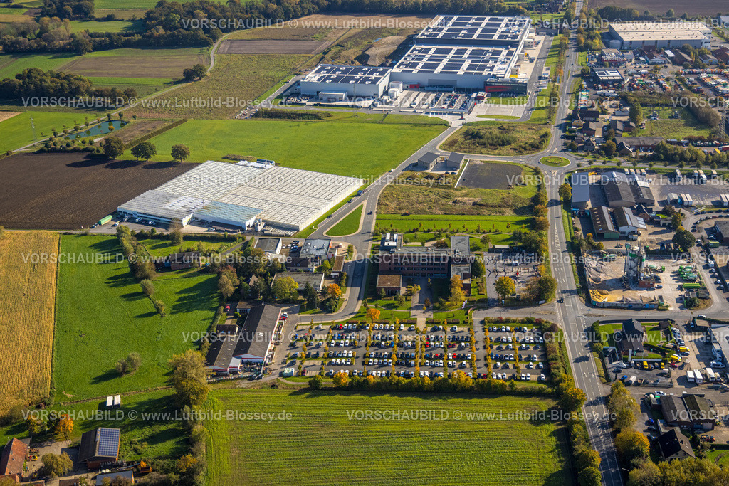 Selm241011677 | Luftbild, SARIA A/S GmbH Firmengebäude mit Parkplatz, Volmary GmbH, Neubau Cordes und Graefe Zentrallager Logistikzentrum mit Solardach Werner Straße, Selm, Münsterland, Nordrhein-Westfalen, Deutschland