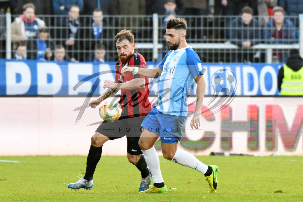 20200201_MEPCHE_0066 | Fußball, Herren: Pascal Itter (Chemnitzer FC) und Hilal El Helwe (SV Meppen) im Zweikampf waehrend des Spiels der 3. Liga zwischen SV Meppen und Chemnitzer FC in der Haensch-Arena am 01.02.2020 in Meppen, Deutschland. DFB / DFL REGULATIONS PROHIBIT ANY USE OF PHOTOGRAPHS AS IMAGE SEQUENCES AND/OR QUASI-VIDEO. - Realisiert mit Pictrs.com