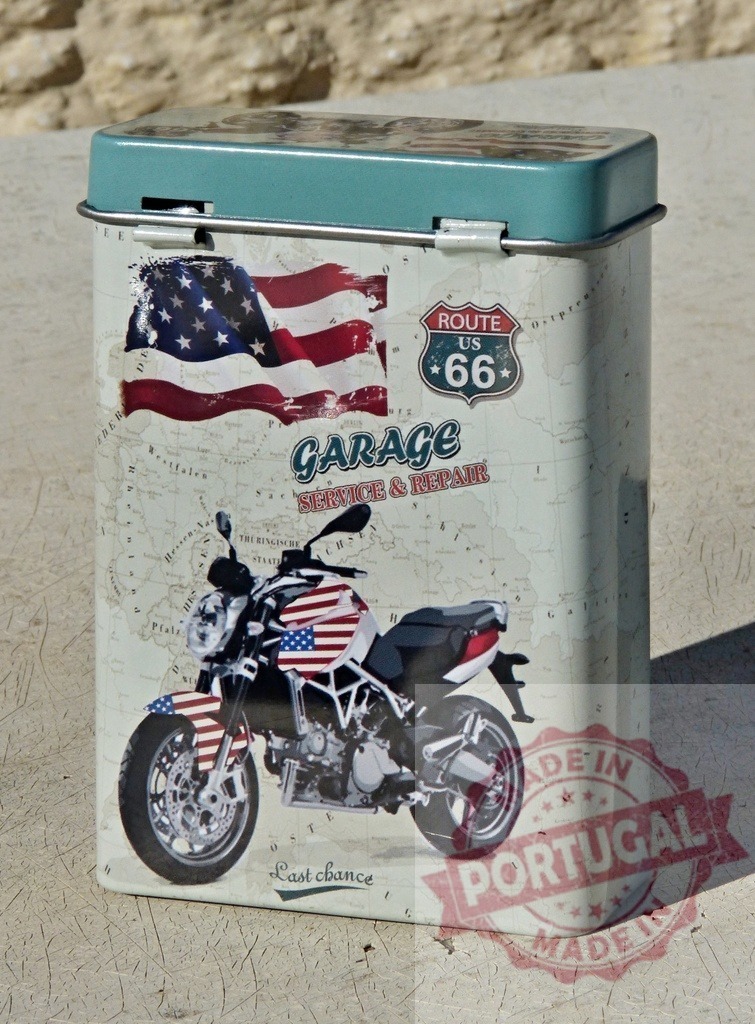 Retro Americana style metal tin with Route 66 and motorcycle | Vintage metal tin displaying Route 66, an American flag, and a motorcycle on a map background - Realisiert mit Pictrs.com