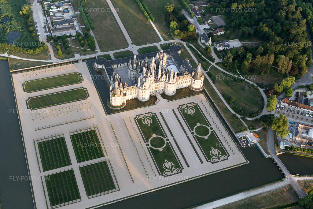 Aerial view: View of the town in Chambord in the state Loir et Cher, France. – Photo: IMG_101060.jpg taken on 06/23/2017 by Werner Riehm/FLY-FOTO.com – Resolution of the original: 5068 x 3378 px