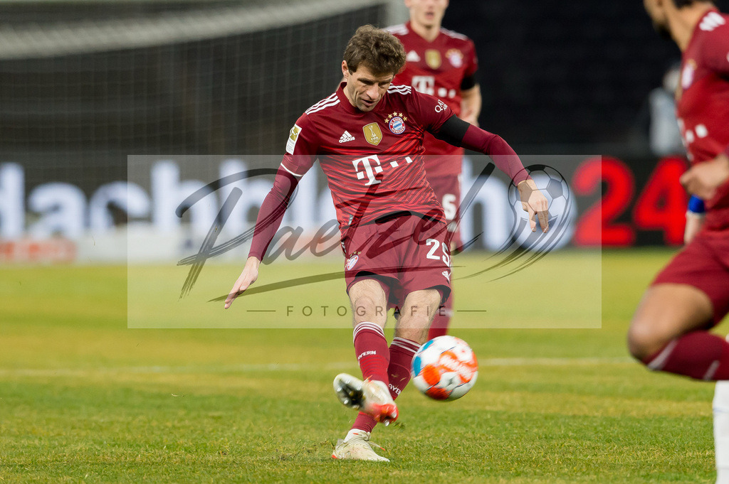 BSCFCB20220123_243 | Fussball, Herren: Thomas Mueller (FC Bayern Muenchen) in Aktion, am Ball, Einzelaktion bei dem Spiel der 1. Bundesliga zwischen Hertha BSC und FC Bayern Muenchen im Olypiastadion am 23.01.2022 in Berlin, Deutschland.DFB / DFL REGULATIONS PROHIBIT ANY USE OF PHOTOGRAPHS AS IMAGE SEQUENCES AND/OR QUASI-VIDEO. - Realisiert mit Pictrs.com