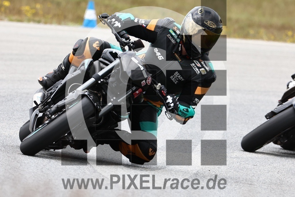 0246-20240504_01675 | Schöne Erinnerungen an spannende Momente - das festzuhalten ist unser Job. PIXELrace.de ist seit 2003 auf den Rennstrecken Europas unterwegs um die Action draußen beim Fahren und die wunderbare Stimmung imm Fahrerlager für euch einzufangen.