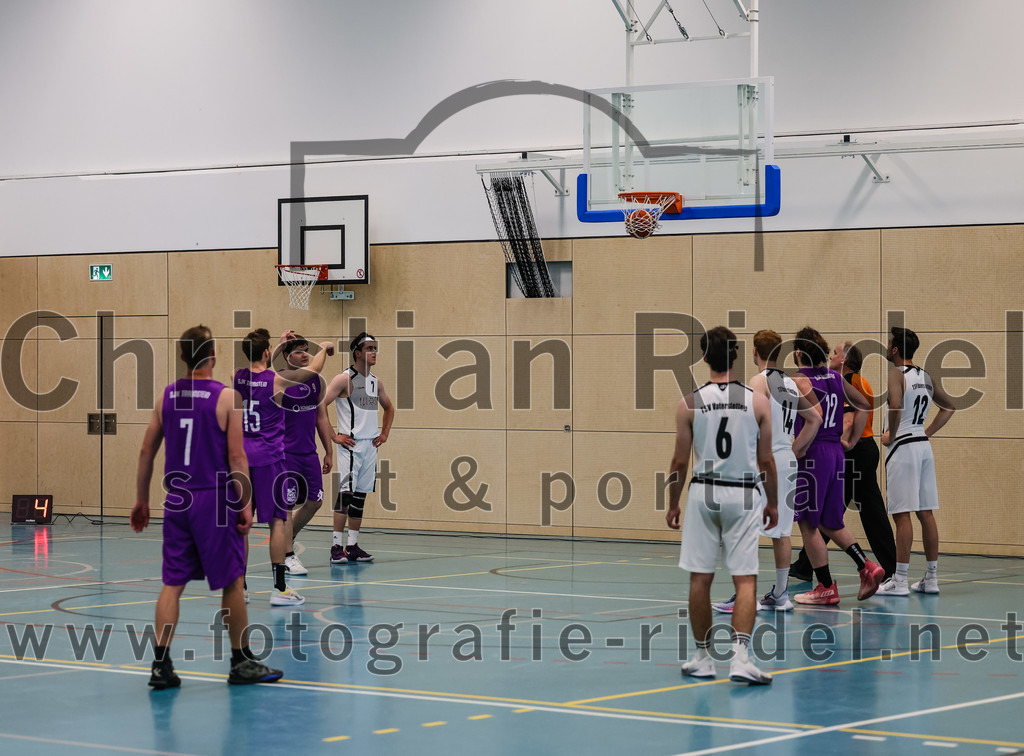 2022-05-01_011_TSV_Vaterstetten_gegen_DJK_Traunstein | Vaterstetten, Deutschland, 01.05.2022:
Basketball, Aufstiegsrunde zur Bayernliga 2021 / 2022, 5. Spieltag, TSV Vaterstetten gegen DJK Traunstein, Endergebnis: 87:79

Michael Aicher (DJK Traunstein, #7), Maximilian Hoernes (DJK Traunstein, #15), Bastian Heckner (TSV Vaterstetten, #7), Maximilian Rothe (TSV Vaterstetten, #6), Alain Gales (TSV Vaterstetten, #14), D. Berger (DJK Traunstein, #12), Maximilian Metzger (TSV Vaterstetten, #12)

Foto: Christian Riedel / fotografie-riedel.net