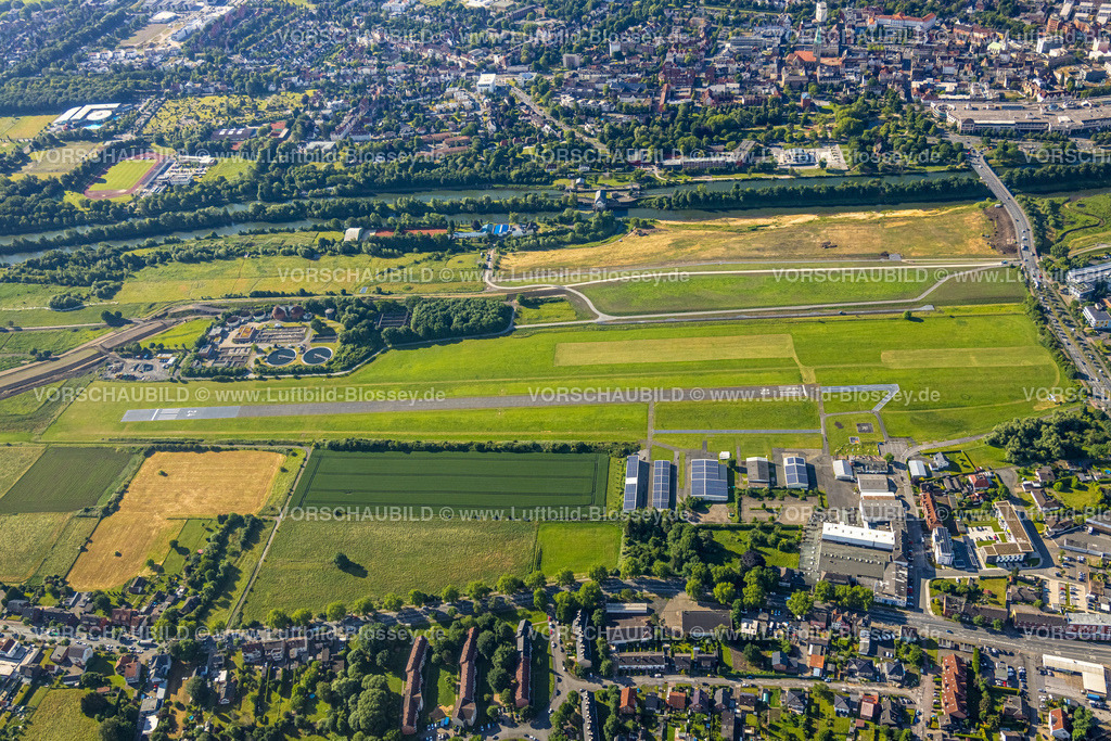 Hamm220601465 | Luftbild, Flugplatz Hamm-Lippewiesen,Start- und Landebahn, Flugplatzgebäude mit Solardach, Baustelle Erlebensraum Lippeaue am Fluss Lippe, Kläranlage Hamm Mattenbecke,Blick zur City, Heessen, Hamm, Ruhrgebiet, Nordrhein-Westfalen, Deutschland