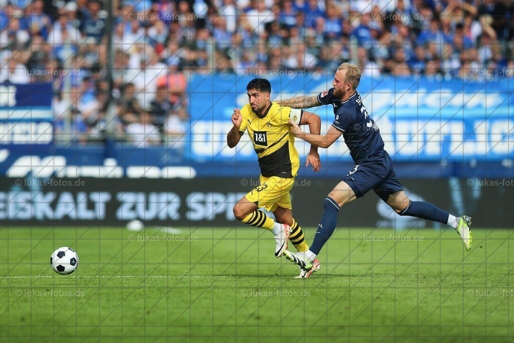 VfL Bochum - Borussia Dortmund 1:1 | Emre Can wird von Philipp Hofmann gefoult. Am 26. August 2023 kam der VfL Bochum in der 1. Bundesliga gegen Borussia Dortmund zu einem 1:1. - Realisiert mit Pictrs.com