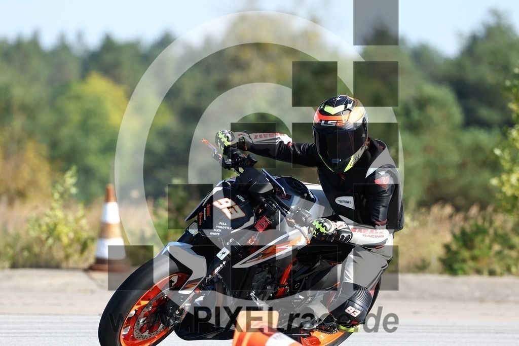 0093-20240921_11390 | Schöne Erinnerungen an spannende Momente - das festzuhalten ist unser Job. PIXELrace.de ist seit 2003 auf den Rennstrecken Europas unterwegs um die Action draußen beim Fahren und die wunderbare Stimmung imm Fahrerlager für euch einzufangen.