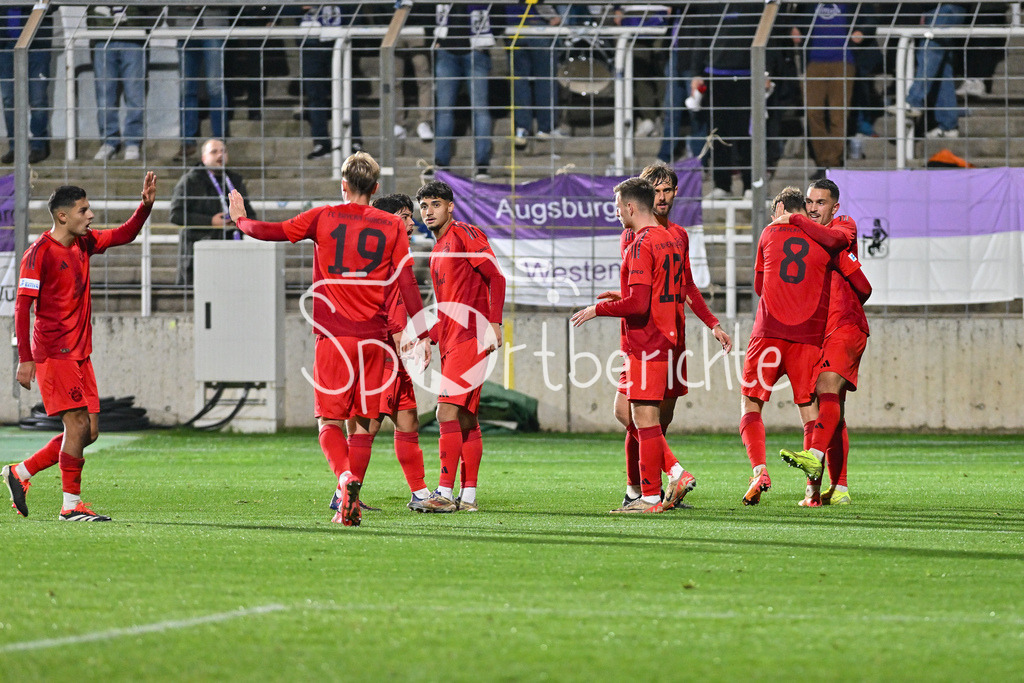 FC Bayern Amateure - TSV Schwaben Augsburg | Jubel der kleinen Bayern nach dem Treffer zum 2-0 durch Arijon IBRAHIMOVIC (FC Bayern München II #10) / Freude / Happy / Tor / Torschuetze / Regionalliga Bayern: FC Bayern Muenchen II - TSV Schwaben Augsburg, Gruenwalder Stadion am am 25.10.2024