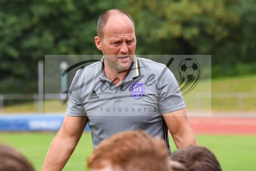 20180728_OSNSVR_0022 | Fußball, A-Junioren: Trainer Marko Tredup (VfL Osnabrück) schaut beim Testspiel zwischen VfL Osnabrück vs. SV Rödinghausen am 28.07.2018 im Sportpark Illoshöhe in Osnabrück, Deutschland.(Foto von Nico Paetzel) - Realisiert mit Pictrs.com