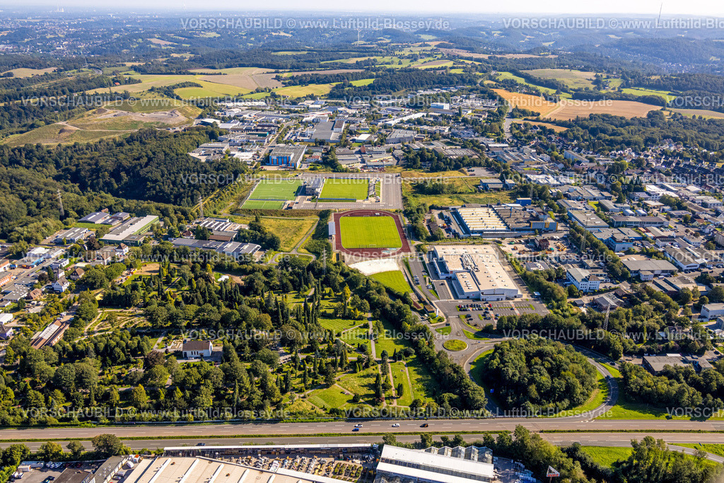 Velbert240812581 | Luftbild, EMKA Sportzentrum mit Fußballstadion IMS-Arena, evang. Friedhof Gräberfeld, Gewerbegebiet Industriestraße, Fernsicht, Velbert, Ruhrgebiet, Nordrhein-Westfalen, Deutschland