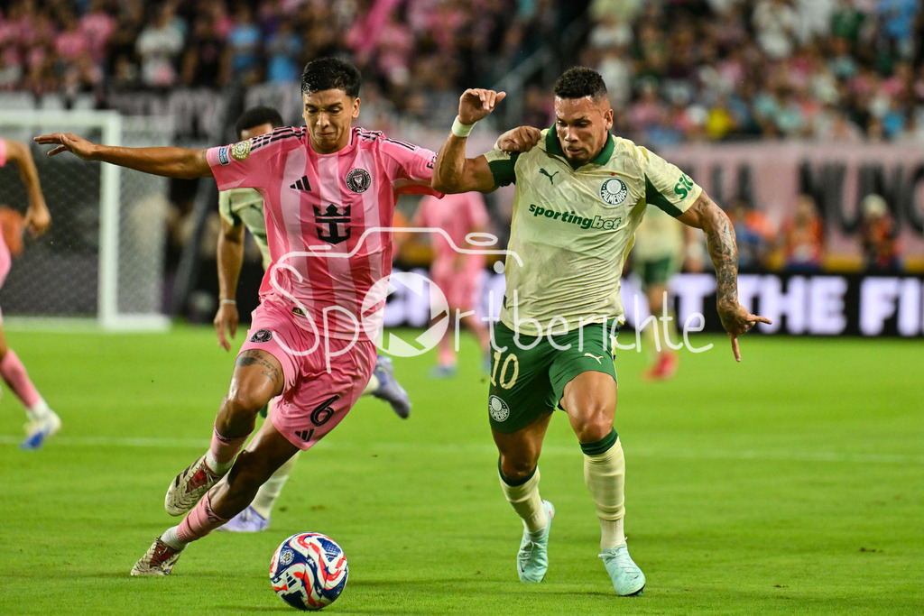 Inter Miami CF - Palmeiras Sao Paulo | im Duell Tomas AVILES (Inter Miami 6) und PAULINHO (Palmeiras 10) / Zweikampf / FIFA Club World Cup: Inter Miami CF - Palmeiras Sao Paulo, Hard Rock Stadium am 23.06.2025 / NOT FOR SALE IN USA