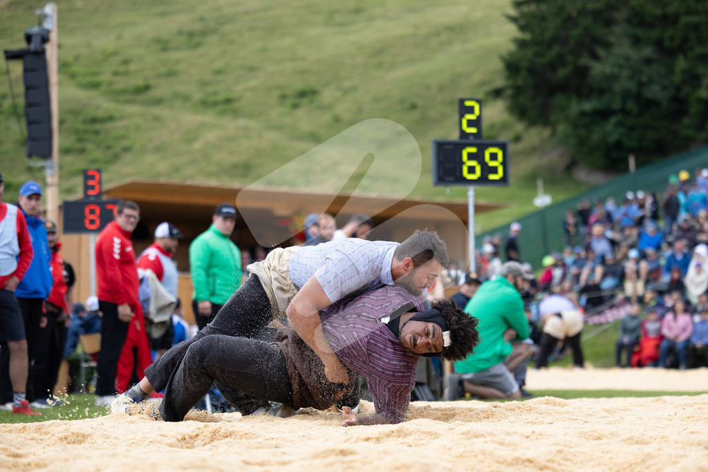 Rigi2025_0847 | Die Schwinger des Schwyzer Kantonalen Schwingerverbandes: Fotos, die Dynamik und Leidenschaft festhalten, sowie emotionale Momente aus dem traditionellen Schwingsport zeigen. - Realisiert mit Pictrs.com