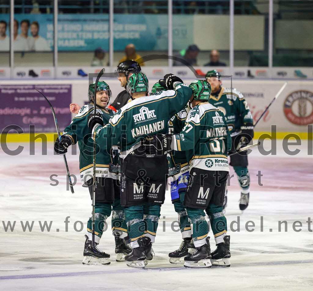 2025-09-12_154_TSV_Erding_gegen_EV_Landshut | Erding, Deutschland, 12.09.2025:Eishockey, Oberliga Süd 2025 / 2026, Testspiel, TSV Erding gegen EV Landshut, Endergebnis: 4:6Thomas Brandl (Erding Gladiators, #12), Jesse Kauhanen (Erding Gladiators, #4), Thomas Matheson (Erding Gladiators, #37)Foto: Christian Riedel / fotografie-riedel.net
