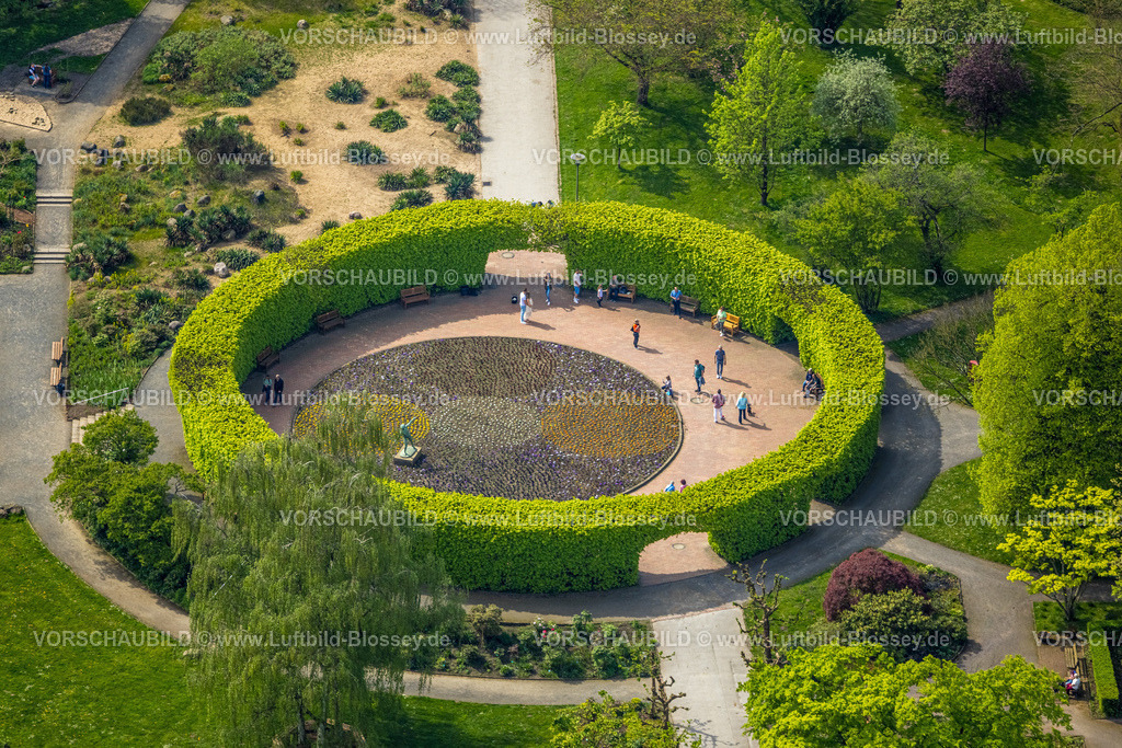 Essen240400871 | Luftbild, Grugapark, Rundweg Pflanzen der Welt, Skulptur Speerwerferin vom Künstler Ernst Seger im Kreisgarten und Besucher, runde Hecke, Rüttenscheid, Essen, Ruhrgebiet, Nordrhein-Westfalen, Deutschland