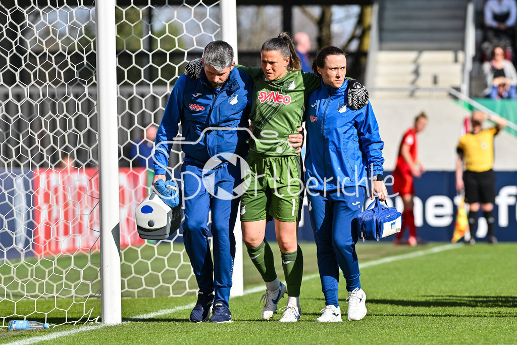 FC Bayern München - TSG 1899 Hoffenheim | Die verletzte Martina TUFEKOVIC (TSG Hoffenheim Frauen 1) muss vom Platz getragen werden / Frauen DFB Pokal: FC Bayern Muenchen - TSG 1899 Hoffenheim, FC Bayern Campus am 22.03.2025