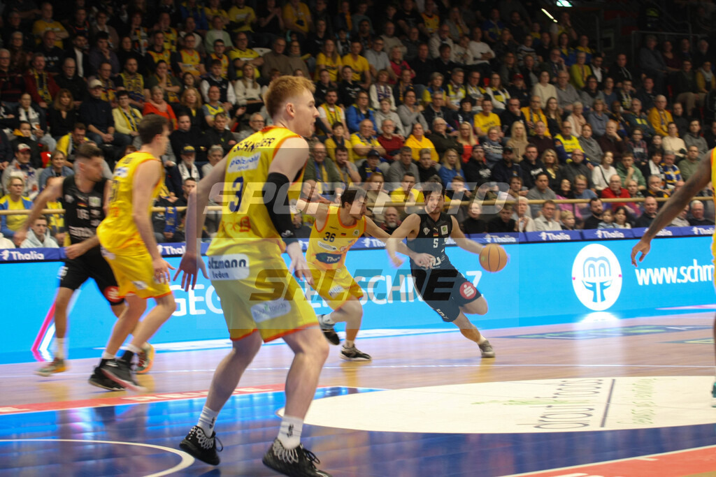 Phoenix Hagen - Nürnberg Falcobns | Tim Köpple am Ball, daneben Kristofer Krause - © Sportfoto-Sale (MK) - Realisiert mit Pictrs.com