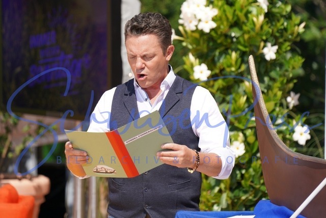 250623Ho3453 | Stefan Mross - Immer wieder sonntags, Staffel 6

Ausverkauftes Haus und hochsommerliche Temperatur bei der Halbzeit Sendung von IWS, in der Veranstaltungsarena bei den Wasserwelten beim Europapark Rust. 

Deutschland, Rust, Europapark Rust, 25.06.2023