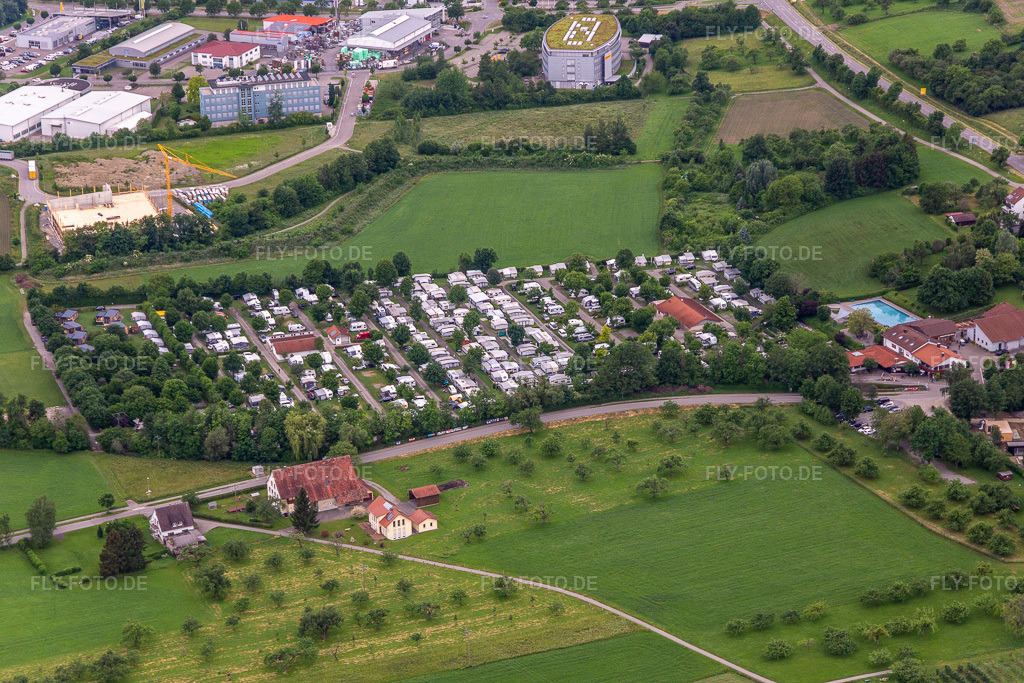Luftbild: Wirthshof Camping | Chalets beim Bodensee im Ortsteil Bergheim in Markdorf im Bundesland Baden-Württemberg in Deutschland. – Foto: IMG_131989.jpg vom 26.05.2022 durch Werner Riehm/FLY-FOTO.de – Auflösung des Originals: 5472 x 3648 px – Hotel & Campingplatz am Bodensee - Wirthshof
