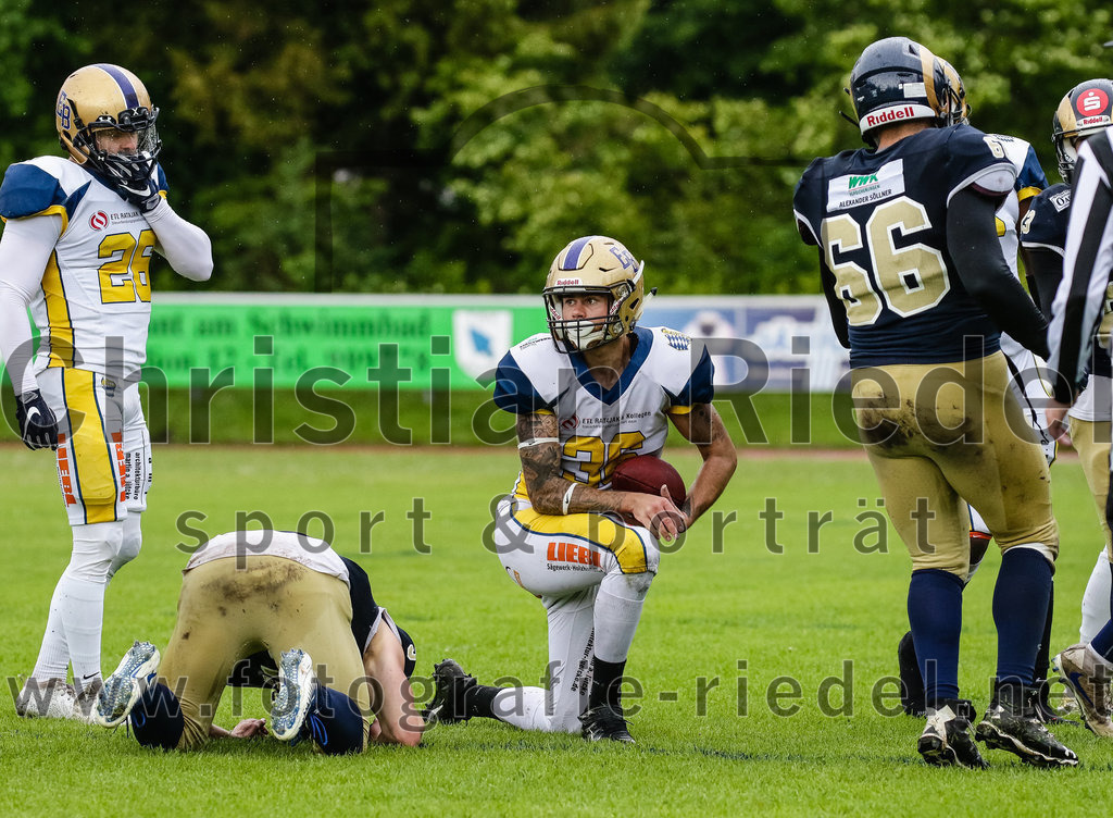 2022-05-29_074_Erding_Bulls_gegen_Nuernberg_Rams | Erding, Deutschland, 29.05.2022:
Fußball, Regionalliga 2022, 5. Spieltag, Erding Bulls gegen Nürnberg Rams, Endergebnis: 10:16

Daniel Perzl (Erding Bulls, #26), Darly Schubert (Erding Bulls, #36)

Foto: Christian Riedel / fotografie-riedel.net