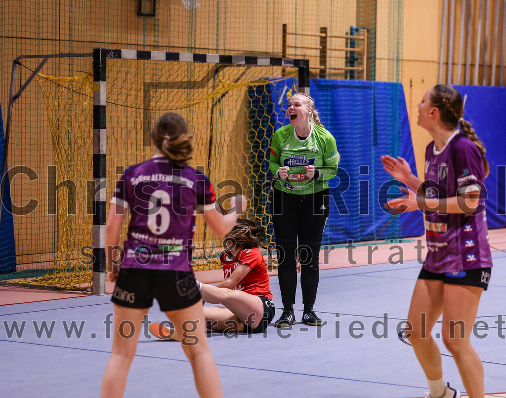 2025-01-18_120_SpVgg_Altenerding_gegen_TV_Altoetting | Erding, Deutschland, 18.01.2025:Handball, Bezirksoberliga Frauen Altbayern 2024 / 2024, 11. Spieltag, SpVgg Altenerding gegen TV Altötting, Endergebnis: 19:24Marlene Mittermeier (SpVgg Altenerding, #6), Eva Taubeneder (TV Altötting, #21), Torfrau Hanna Obermair (SpVgg Altenerding, #1), Sophie Lößl (SpVgg Altenerding, #14)Foto: Christian Riedel / fotografie-riedel.net