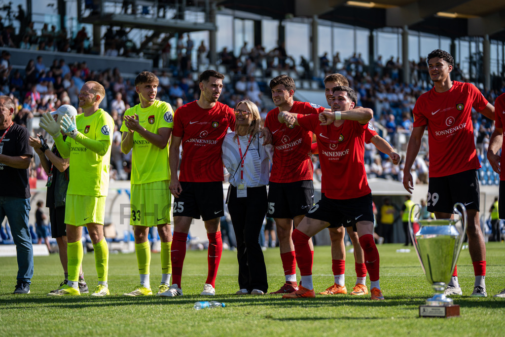 Stuttgarter Kickers vs. SG Sonnenhof Großaspach, Fussball, WFV-Pokal, Finale, 23.05.2026 | Team jubelt nach Abpfiff mit Fans, Zuschauern und Verantwortlichen,Stuttgarter Kickers vs. SG Sonnenhof Großaspach, Fussball, WFV-Pokal, Finale, 23.05.2026