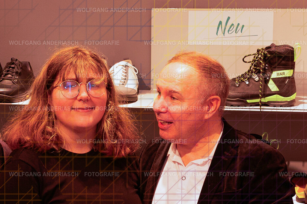 20251130-104817_Schmuck_R3A_0212_wa | Eine besondere Vernissage mitten im Flagship-Store von BÄR Schuhe in Frankfurt: Schmuck trifft auf orthopädische Schuhkunst, Design auf Wohlgefühl. Zwischen funkelnden Details und anatomischer Präzision entstand ein Abend voller Stil, Inspiration und echter Handwerksqualität. Ein herzliches Dankeschön an Alexandra Feirer für die großartige Gastfreundschaft und diesen stimmungsvollen Rahmen. - Realisiert mit Pictrs.com