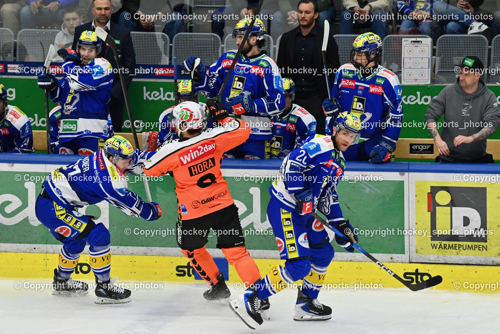 EC IDM WÄRMEPUMPEN VSV vs. MOSER MEDICAL GRAZ99ERS | #77 Philipp Lindner EC VSV, #3 Frank Hora Graz 99ers, #26 Guus van Nes EC VSV, Spielerbank EC VSV, EC IDM WÄRMEPUMPEN VSV vs. MOSER MEDICAL GRAZ99ERS, EC IDM WÄRMEPUMPEN VSV vs. MOSER MEDICAL GRAZ99ERS am 17.03.2026 in Villach (Stadthalle Villach), Austria, (Photo by Bernd Stefan)