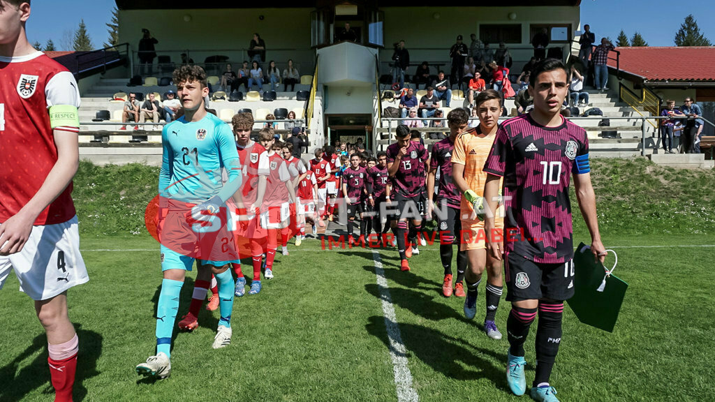 AUSTRIA U15 - MEXICO U15 | CHRISTIAN ZAWIESCHITZKY (Austria #21) Hugo Figueroa (Mexico #10) Cristo Navarete (Mexico #1) ; AUSTRIA U15 - MEXICO U15 am 29.04.2022 in Arnoldstein
(Sportplatz), AUSTRIA, (Photo by Ernst Krawagner sport-fan.at) - Realisiert mit Pictrs.com