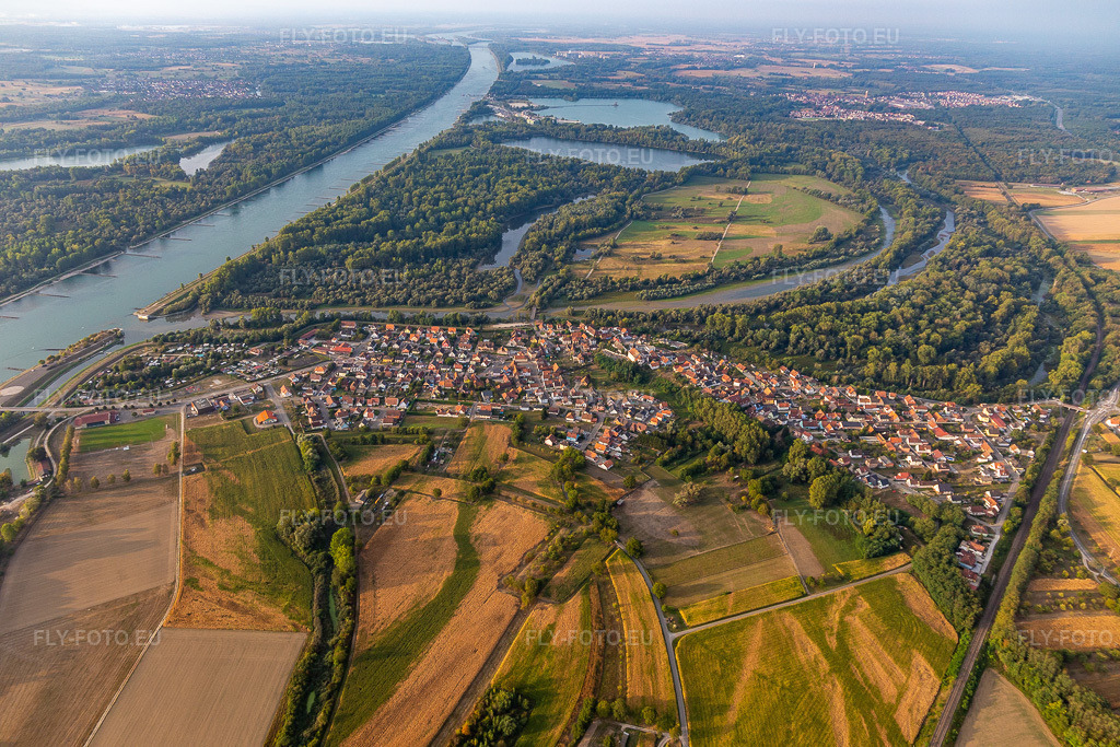 Vue aérienne: Delta fluvial et embouchure de la Lauter dans le Rhin à Munchhausen dans le département Bas Rhin, France. Photo: IMG_008745.jpg prise le 20/09/2020 par Werner Riehm/FLY-FOTO.euRésolution de l'original: 5472 x 3648 px