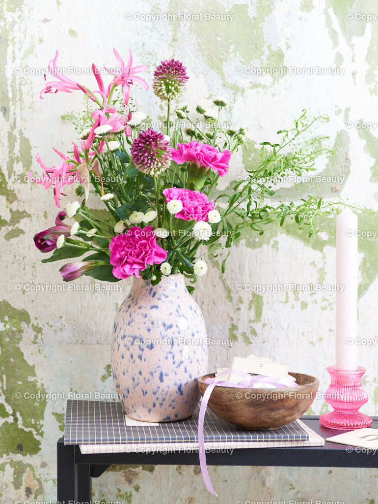 Pinker Blumenstrauß vor grün-weißer Wand | Pinker Blumenstrauß vor grün-weißer Wand in Vase mit blauen Tupfen - Realized with Pictrs.com