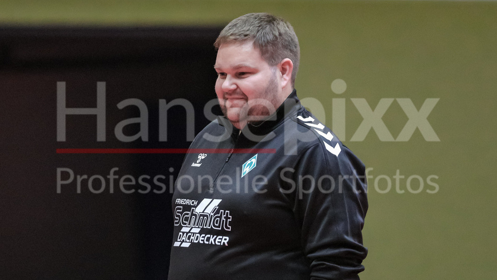 Handball, 2. Bundesliga Frauen, Training SV Werder Bremen | v.li.: Timm Dietrich (Trainer, Cheftrainer, SV Werder Bremen) Portrait, Nahaufnahme, Einzelfoto, Einzelbild