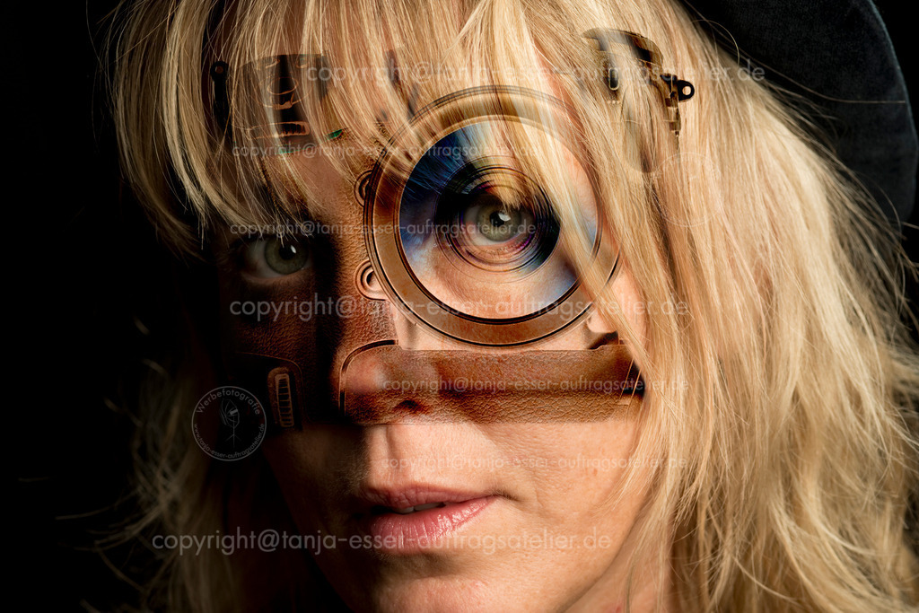 Metamorphose mit einer Kamera | Metamorphose von einer Fotografin mit ihrer Fotokamera. Kunstvolle Doppelbelichtung erzeugt bizarres Portrait vor schwarzem Hintergrund. Mensch und Technik sind verwachsen. 