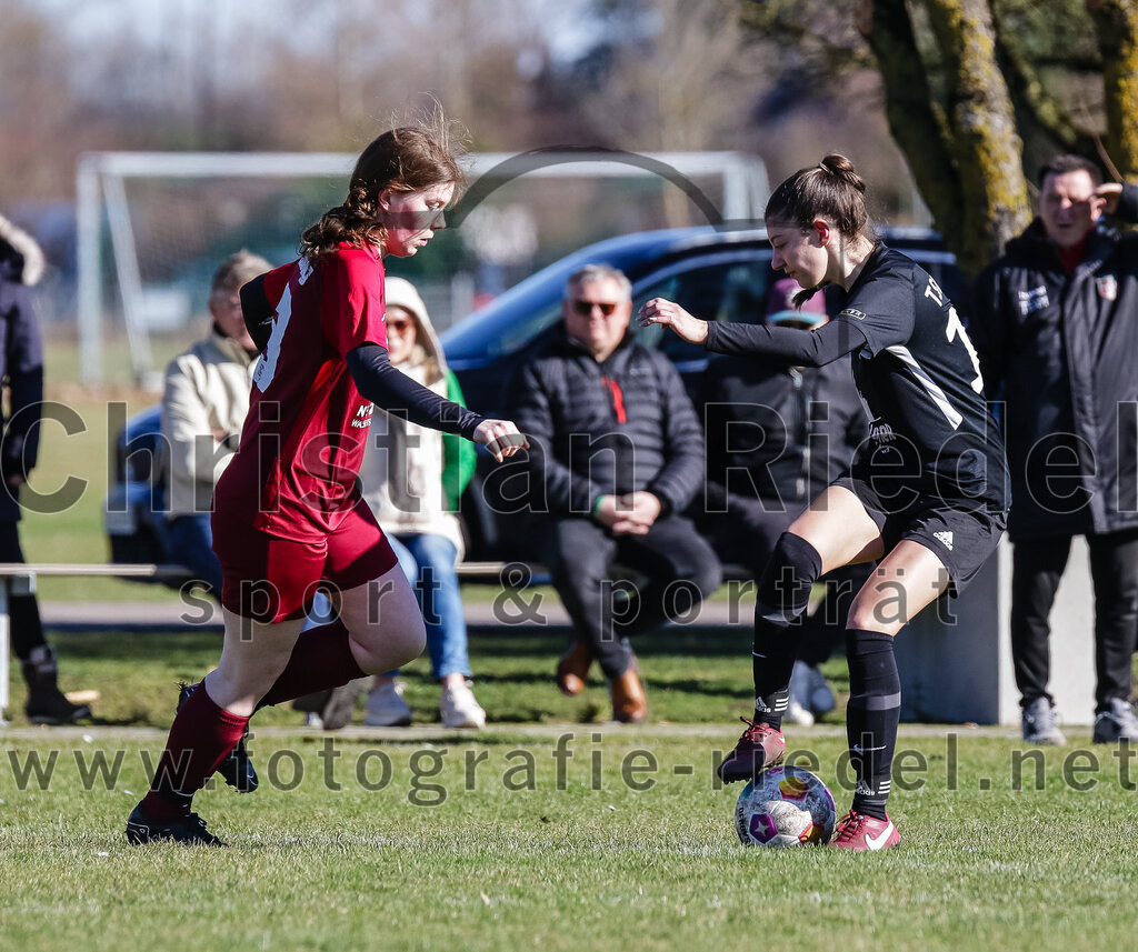 2024-02-25_043_FC_Schwaig_gegen_TSV_Eching | Oberding, Deutschland, 25.02.2024:
Fußball, Bezirksliga 2023 / 2024, Testspiel, FC Schwaig gegen TSV Eching, Endergebnis: 0:5

Emily Grimes (FC Schwaig, #13), +e

Foto: Christian Riedel / fotografie-riedel.net