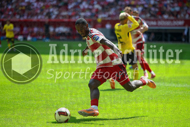 25.07.2026, GER, Fussball, Herren, Vorbereitungsspiel, Saison 2026/2027, Fortuna Düsseldorf - Borussia Dortmund | Kaden Amaniampong (F95) in Aktion am Ball, Einzelaktion