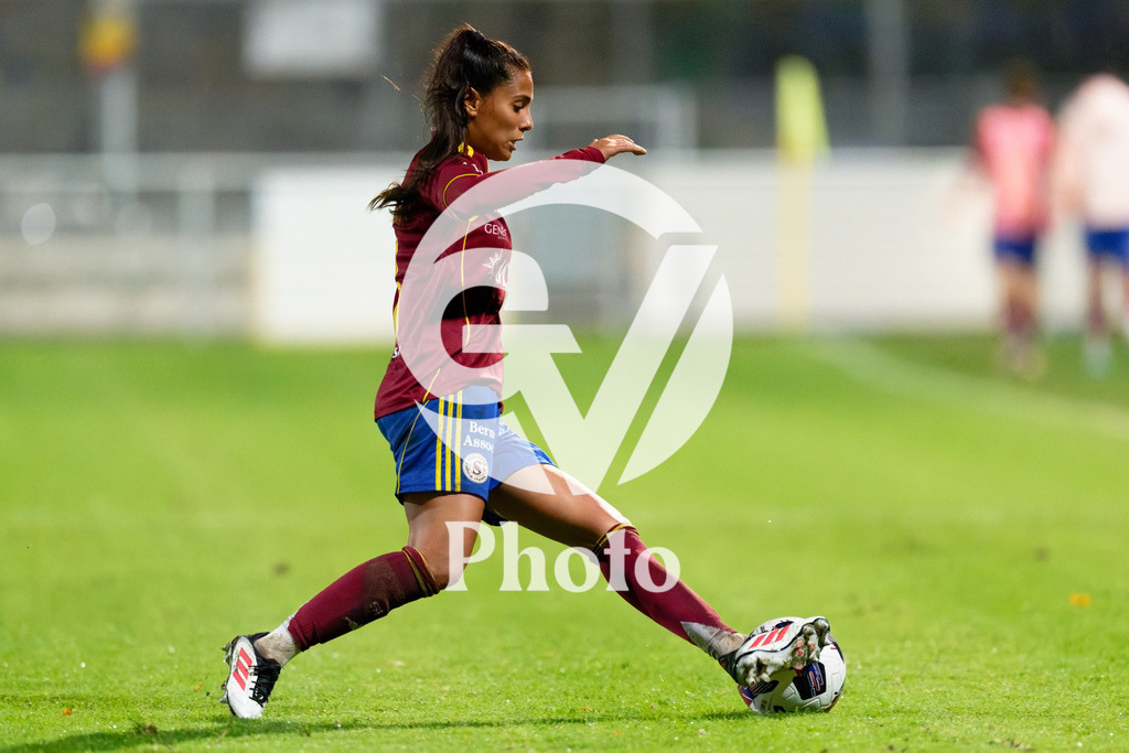 DZ9_5231_c | Switzerland: AXA Womens Super League 2025/26, Servette FC Chenois Feminin vs FC Aarau Frauen - Stade des Trois-Chene, Chene-Bourge: Daina Bourma (3 Servette FC Chenois Feminin) controls the ball (action) 