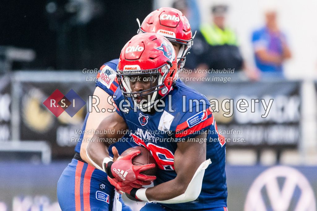 American Football, Saison 2022, European League of Football (ELF), Hamburg Sea Devils - Rhein Fire, Stadion Hoheluft (Hamburg), 03.07.2022, 5. Gameweek | Ballübergabe an Simon Ajuwon Homadi (#26, Sea Devils, RB)