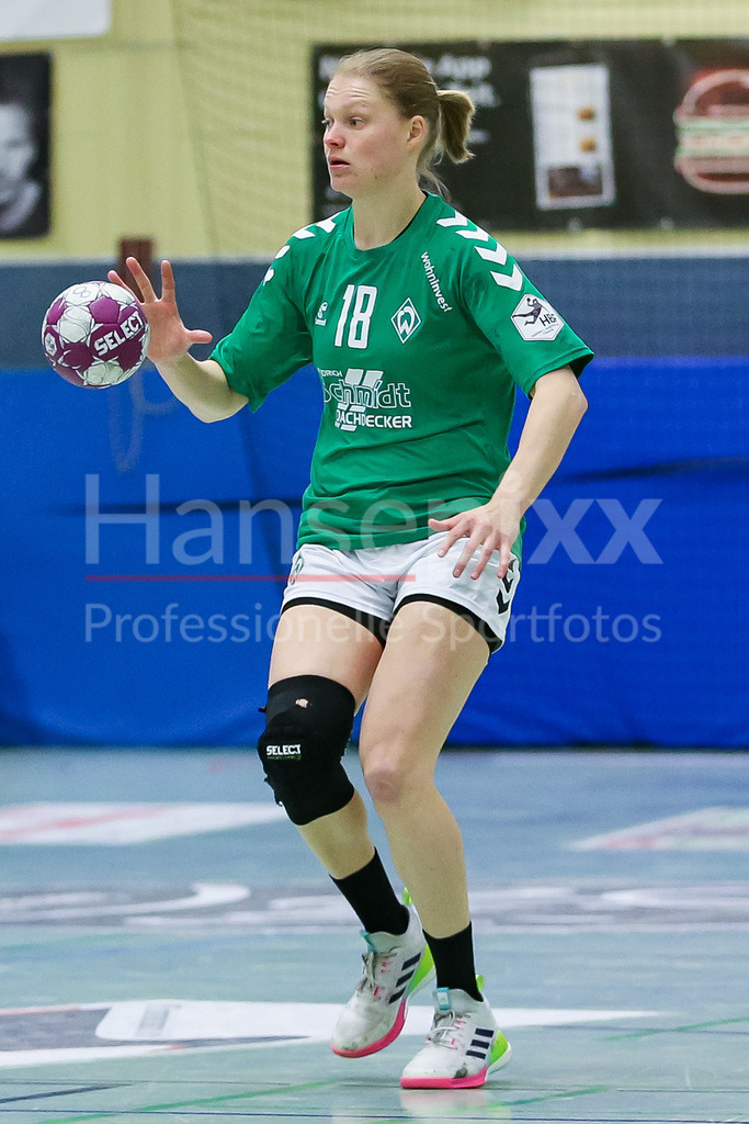 Handball, 2. Bundesliga Frauen, HL Buchholz 08-Rosengarten - SV Werder Bremen | v.li.: Denise Engelke (SV Werder Bremen, 18) Freisteller am Ball, Einzelfoto, Spielszene, Aktion, Action