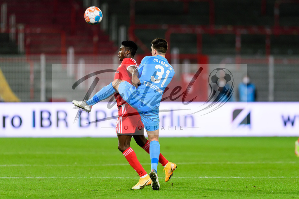 FCURBL20211215_035 | Fussball, Herren: Taiwo Awoniyi (1. FC Union Berlin) und Keven Schlotterbeck (SC Freiburg) im Zweikampf bei dem Spiel der 1. Bundesliga zwischen 1. FC Union Berlin und SC Freiburg im Stadion An der Alten Foersterei am 15.12.2021 in Berlin, Deutschland.DFB / DFL REGULATIONS PROHIBIT ANY USE OF PHOTOGRAPHS AS IMAGE SEQUENCES AND/OR QUASI-VIDEO. - Realisiert mit Pictrs.com