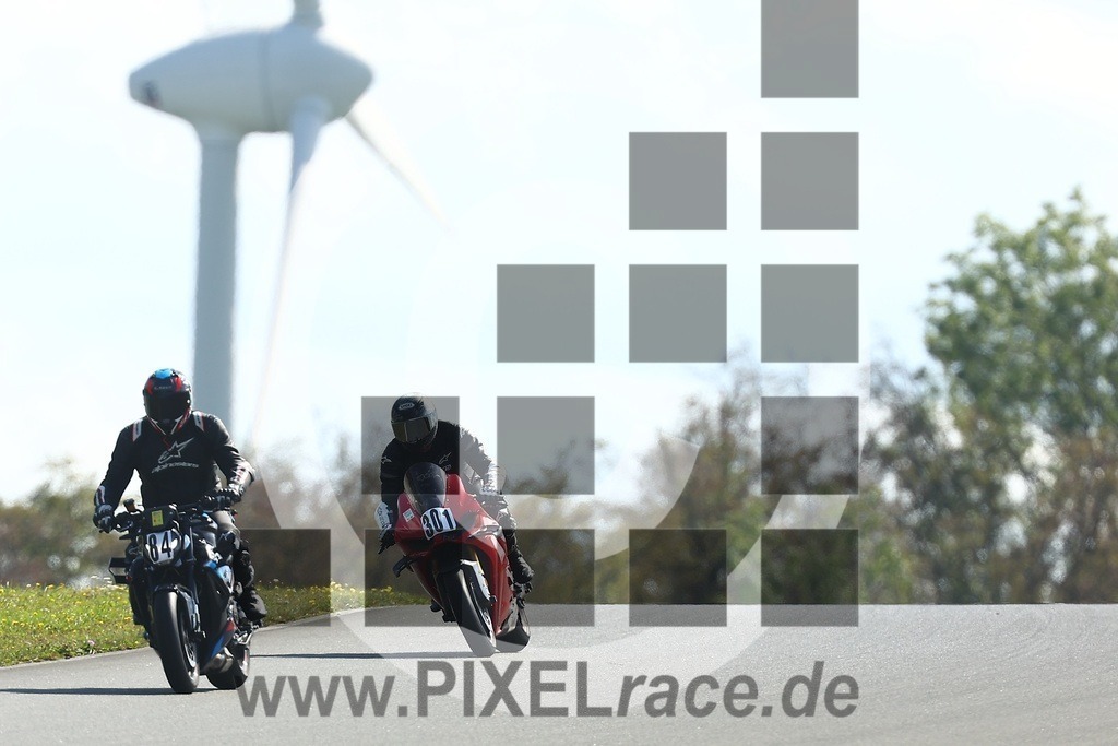 0301-20260908_04533 | Schöne Erinnerungen an spannende Momente - das festzuhalten ist unser Job. PIXELrace.de ist seit 2003 auf den Rennstrecken Europas unterwegs um die Action draußen beim Fahren und die wunderbare Stimmung imm Fahrerlager für euch einzufangen.