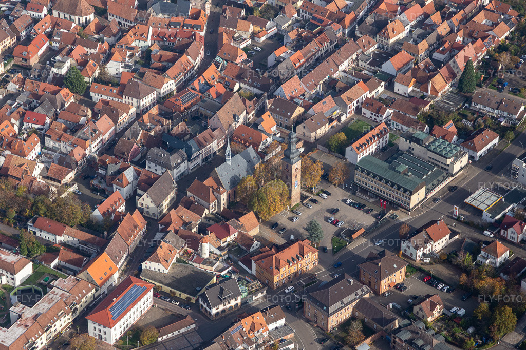 Luftbild: Kirche am Meßplatz in Bad Bergzabern im Bundesland Rheinland-Pfalz in Deutschland. Foto: IMG_123776.jpg vom 07.11.2020 durch Werner Riehm/FLY-FOTO.de