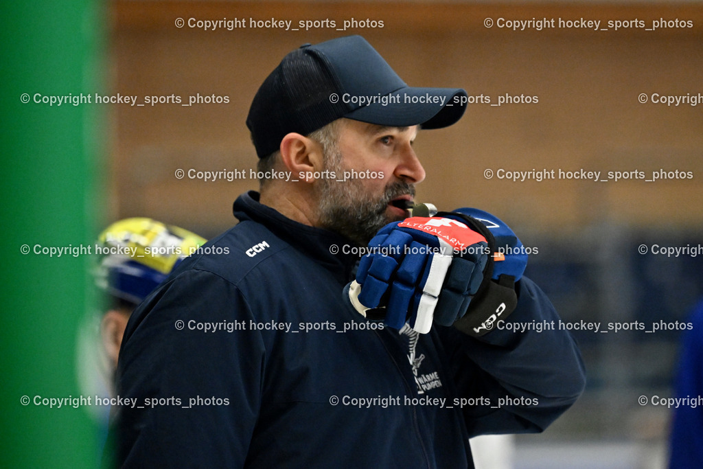 Eistrainig EC VSV mit Headcoach Pierre Allard | Eistraining EC VSV mit Headcoach Pierre Allard, 1.Eistraining EC VSV mit Headcoach Pierre Allard am 02.12.2025 in Villach (Stadthalle Villach), Austria, (Photo by Bernd Stefan)