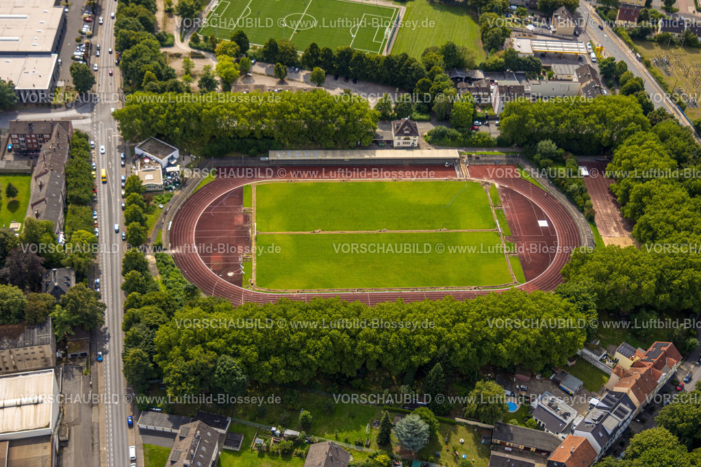 Witten250804716 | Luftbild, Sportanlage Wullenstadion, Fußballstadion und Leichtathletik Stadion des FSV Witten 07/32 e.V., Fußballplatz VFB Annen 19 e.V., Westfalenstraße, Witten, Ruhrgebiet, Nordrhein-Westfalen, Deutschland